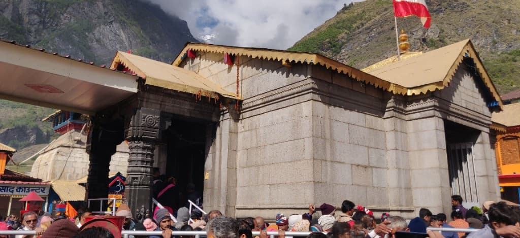 Kedarnath temple complex with pilgrims