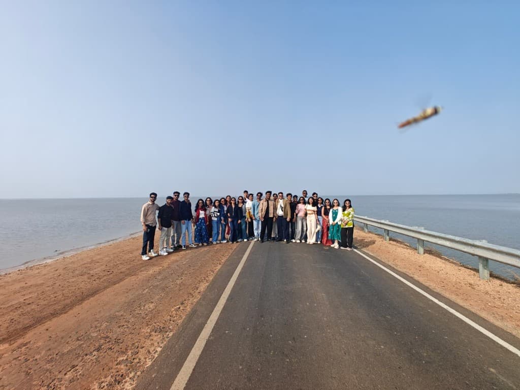 College group on Sharayu Holidays tour